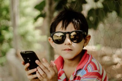 nino con gafas y movil nativos digitales